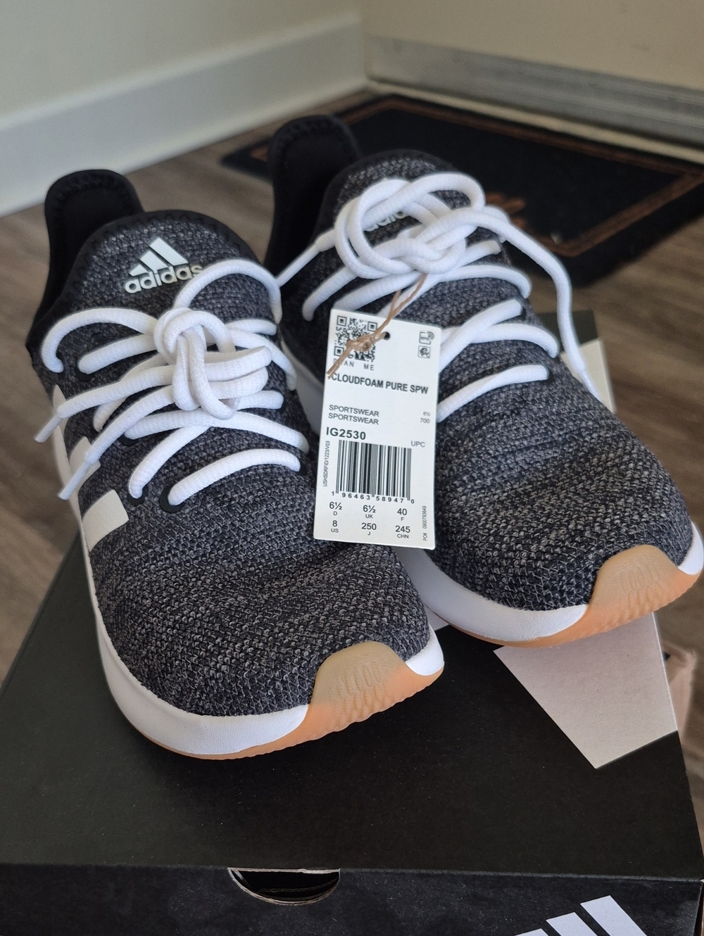 adidas Cloudfoam Womens Size 8 Athletic Sneakers in Black, White & Gum